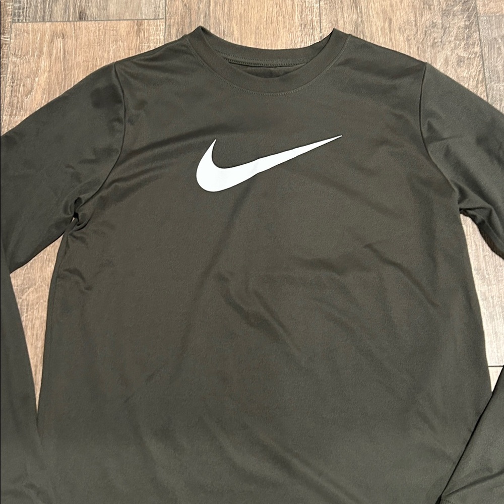 NEW! Nike XL Shirt - Picture 2 of 4